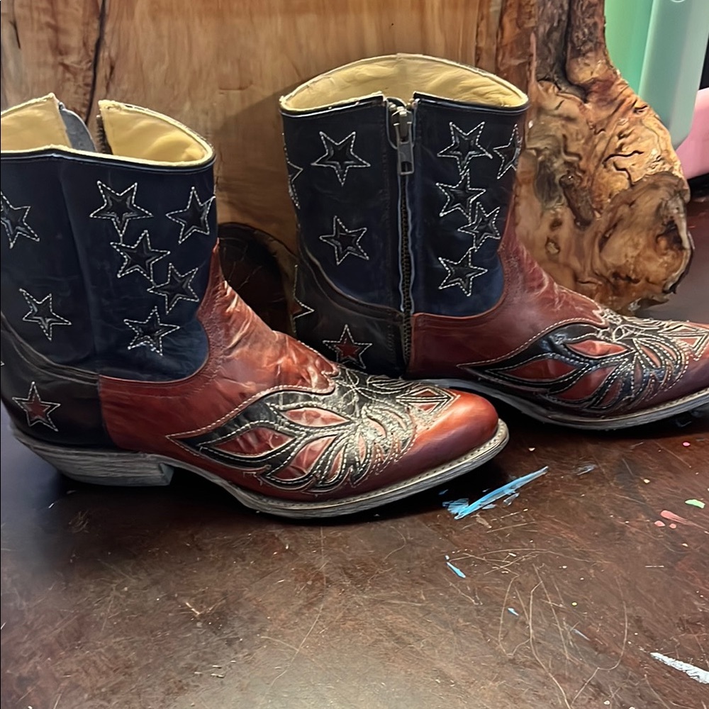 Stetson Red and Black Ankle Boots with Star Design